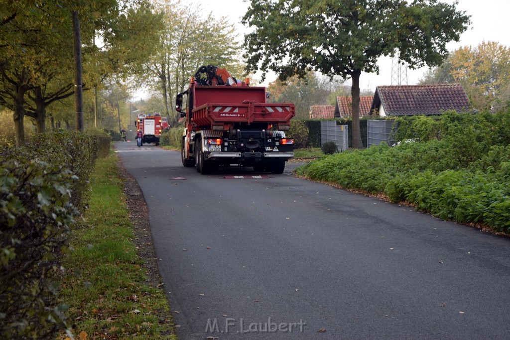 Feuer 1 brannten 3 Lauben Koeln Fuehlingen Kriegerhofstr P001.JPG - Miklos Laubert